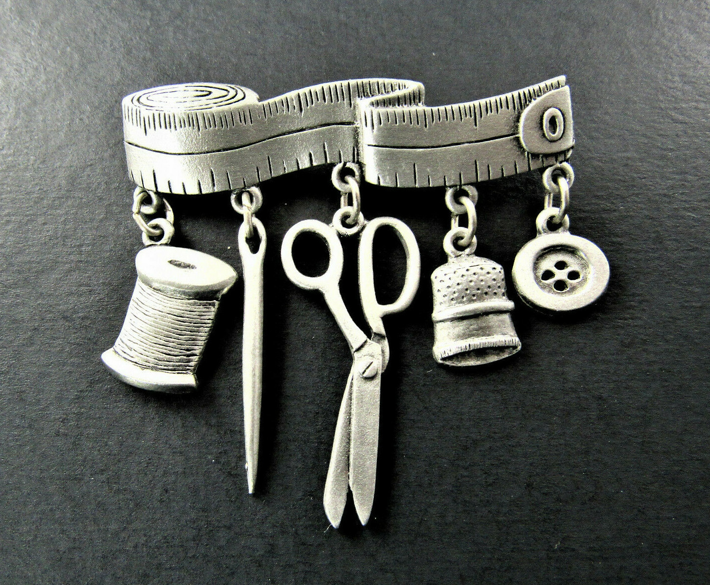 VINTAGE J&J SILVER TONE MEASURING TAPE WITH SEWING NOTIONS BROOCH PIN (BR29)
