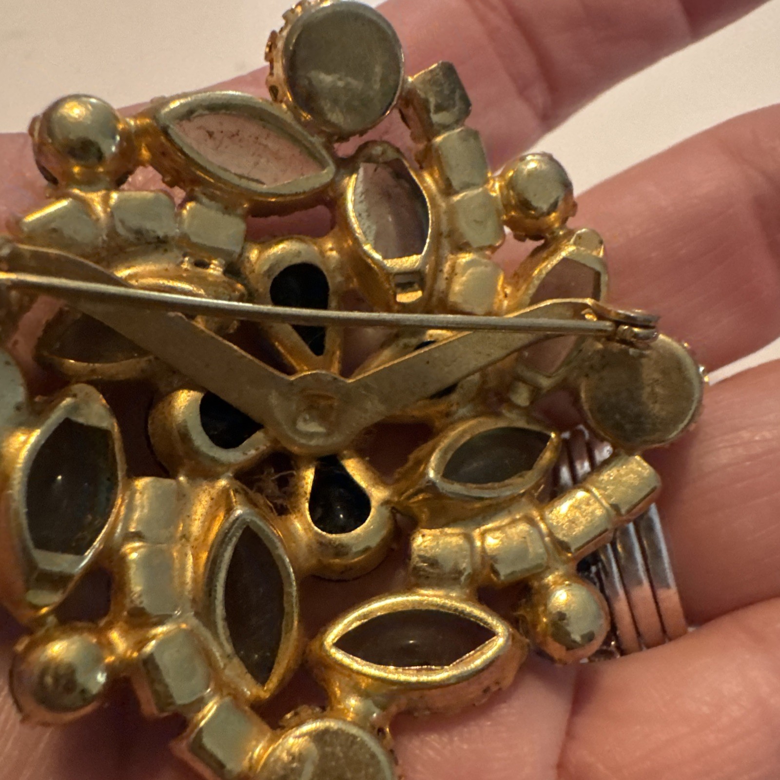 Vtg Emerald Greens, Light Greens Goldtone Pin Brooch