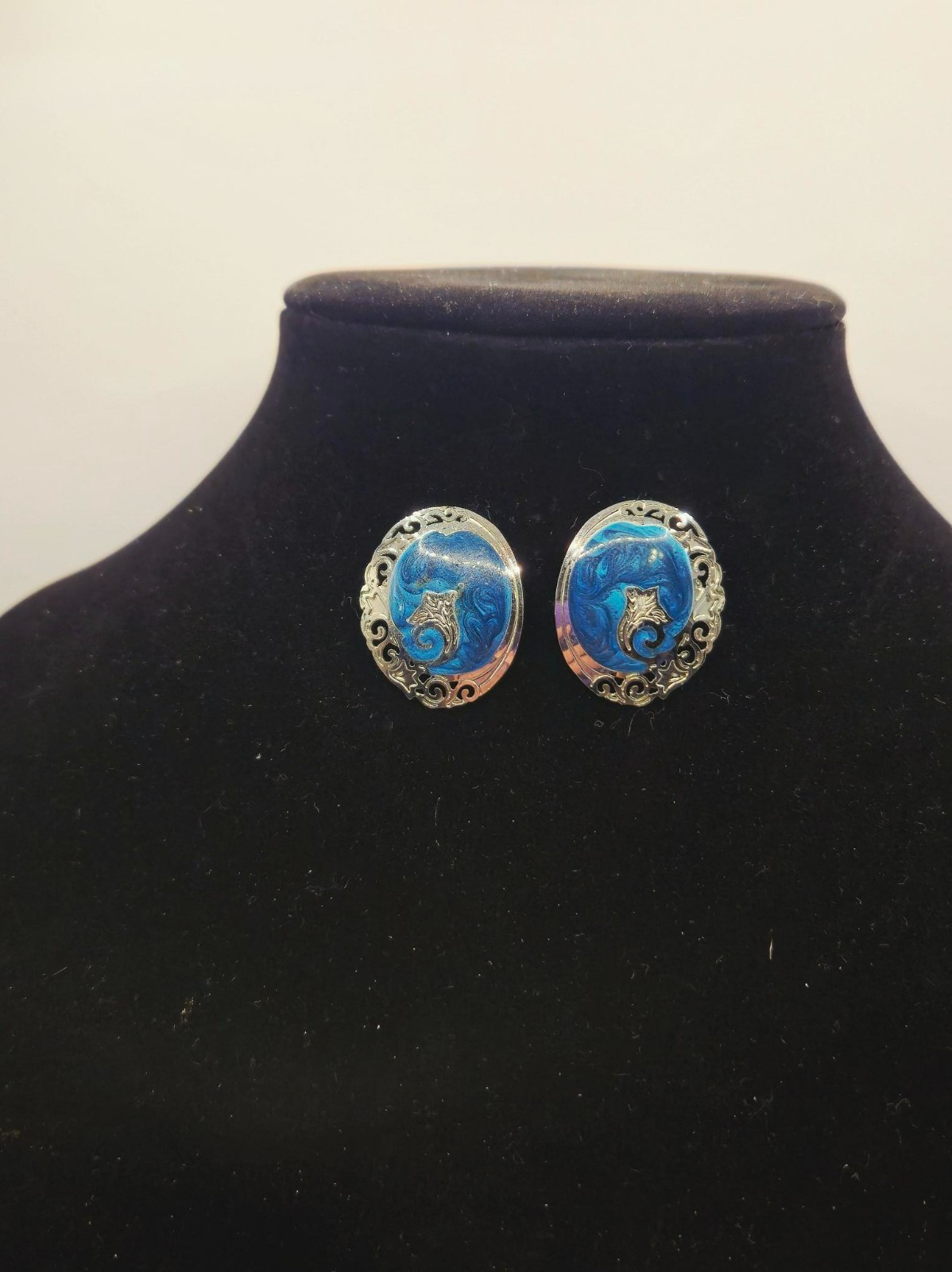 Vtg Silver Tone Vibrant Ocean Blue Enamel Swirl Round Knocker Statement Earrings