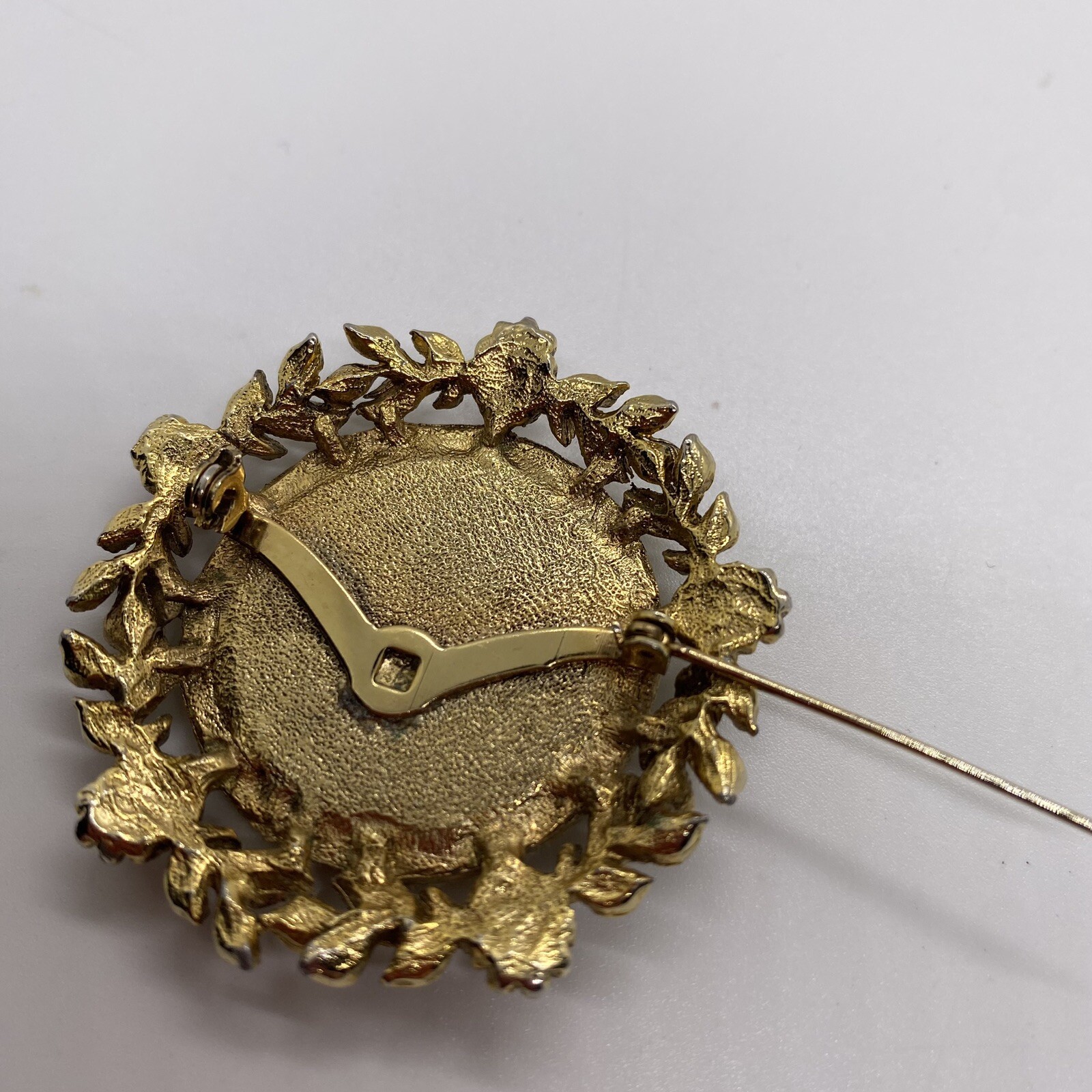 Brooch- Vintage Round Gold Tone Designed Trim With Small Salmon Color Stone Pin
