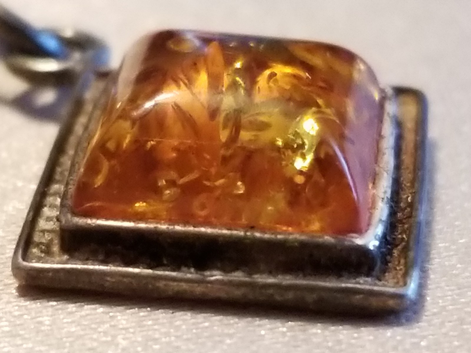 Beautiful Vintage Amber & Silver 3/4″ Pendant With 925 Stamped 19″ Chain