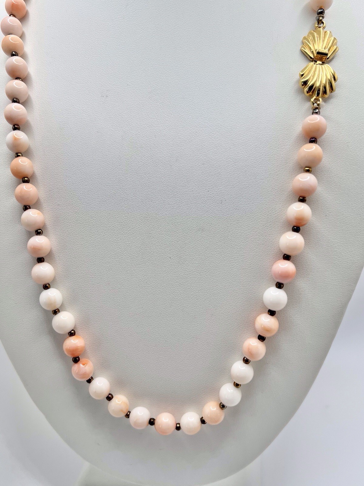 Vintage Faux Coral Beaded Necklace Gold Tone Shell Clasp DOTTY SMITH 24”