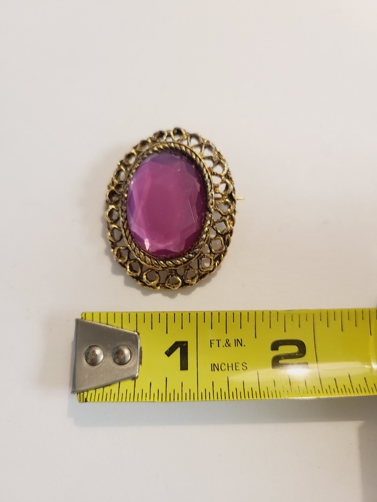 VINTAGE GOLD TONE OVAL FACETED ACRYLIC PURPLE GEM BROOCH PIN