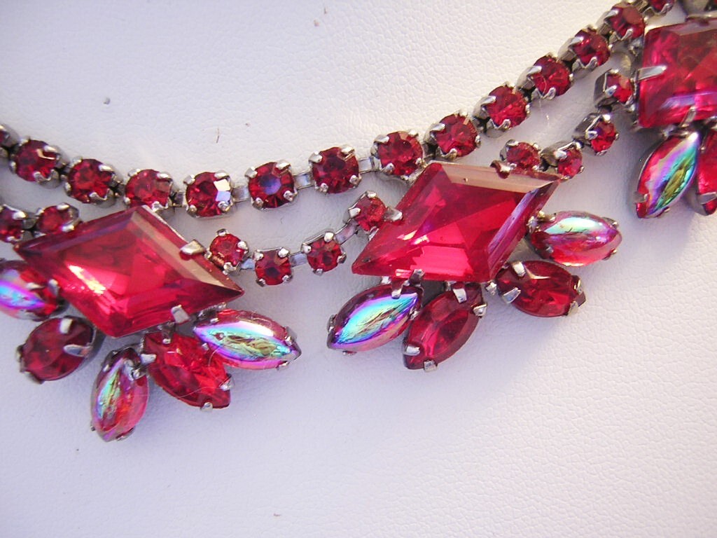 1960’s RED SASSY Timeless Diamond Shape RHINESTONES & Iridescent GLASS Necklace