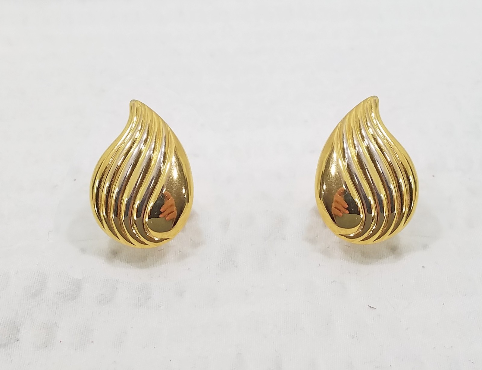 Vintage Signed Napier Earrings – Fluted Gold Tone Leaf-Shaped Adjustable Clip On