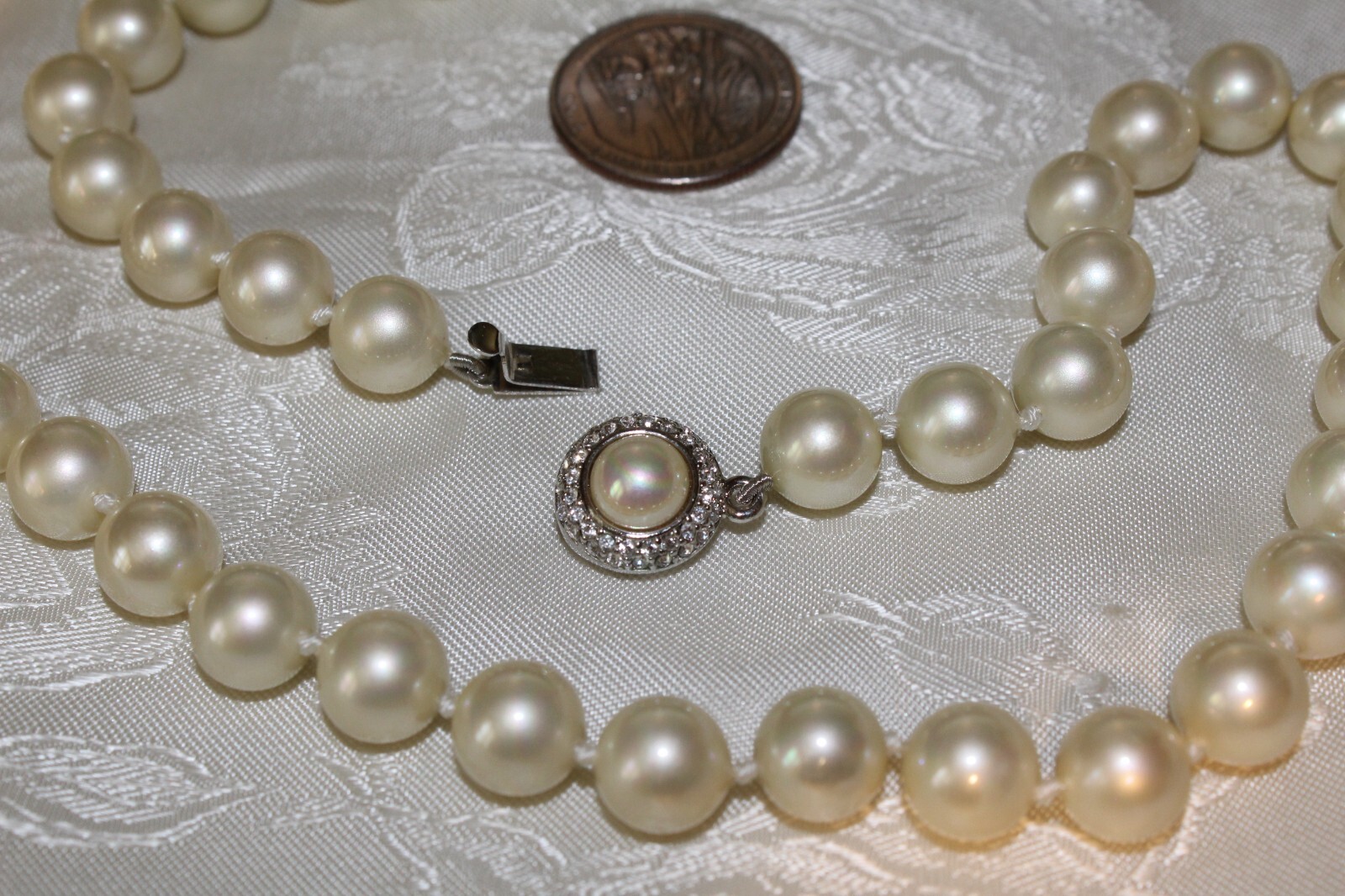 VTG WHITE GLASS KNOTTED FAUX PEARL BEAD 24 INCH NECKLACE NICE PUSH SNAP CLASP