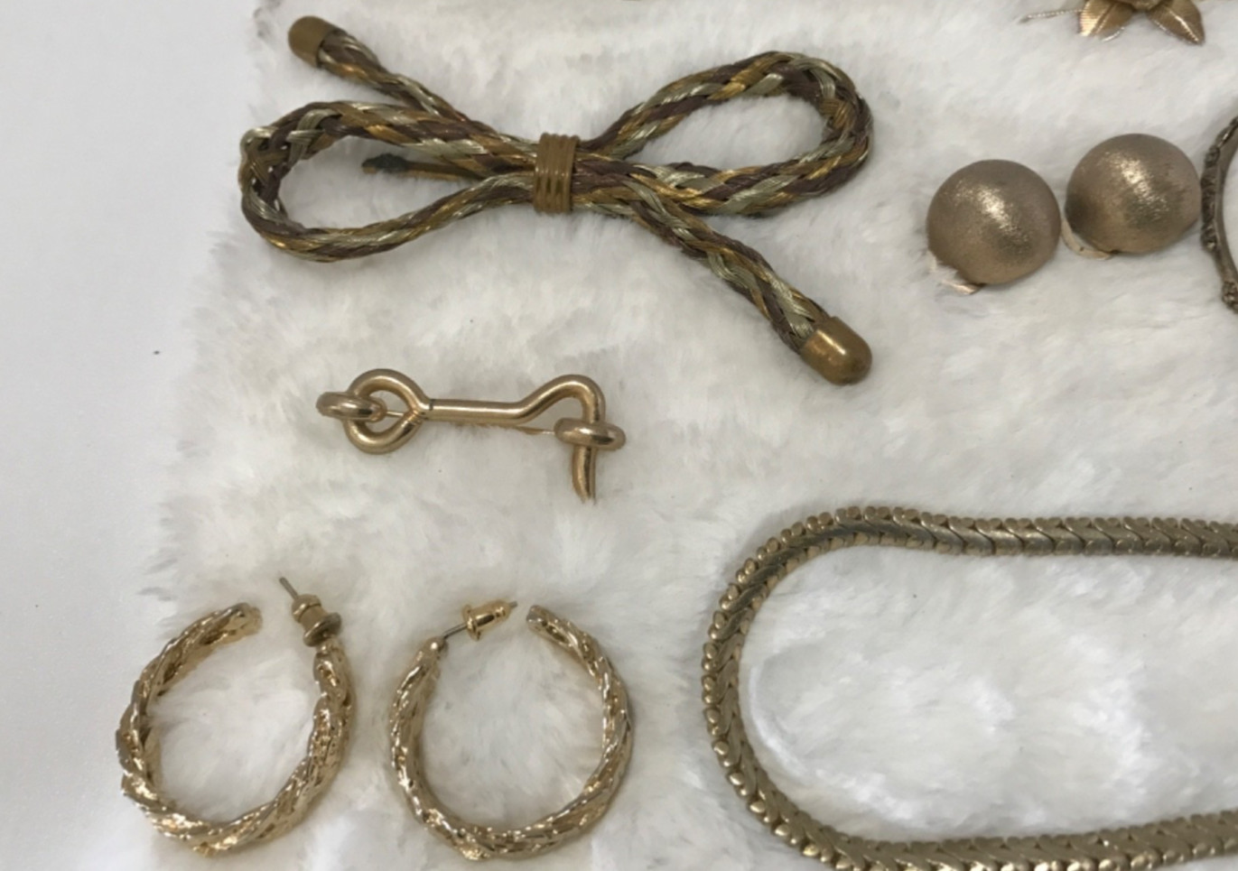 Lot of 14 Unique Gold Tone Costume Jewelry Necklaces Bracelet Brooch Earrings