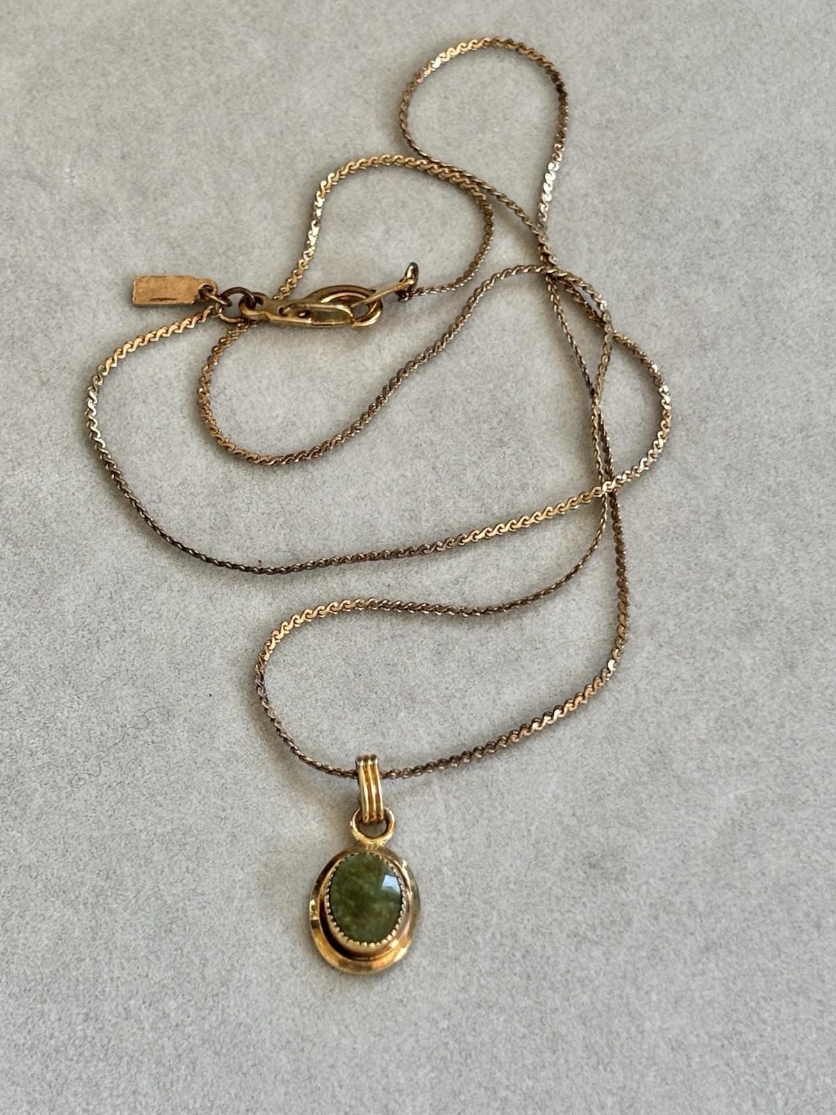 Vintage Gold Tone Green Stone Maybe Jade Pendant Necklace 18.5 Inches Long