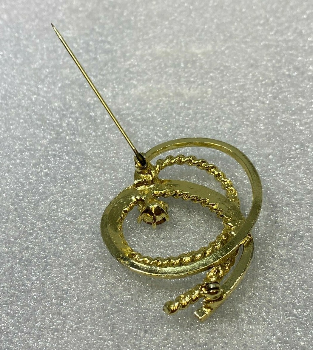 Vtg Clear Glass Rhinestone Gold Tone Loopy Rope Texture & Smooth Curl Brooch Pin