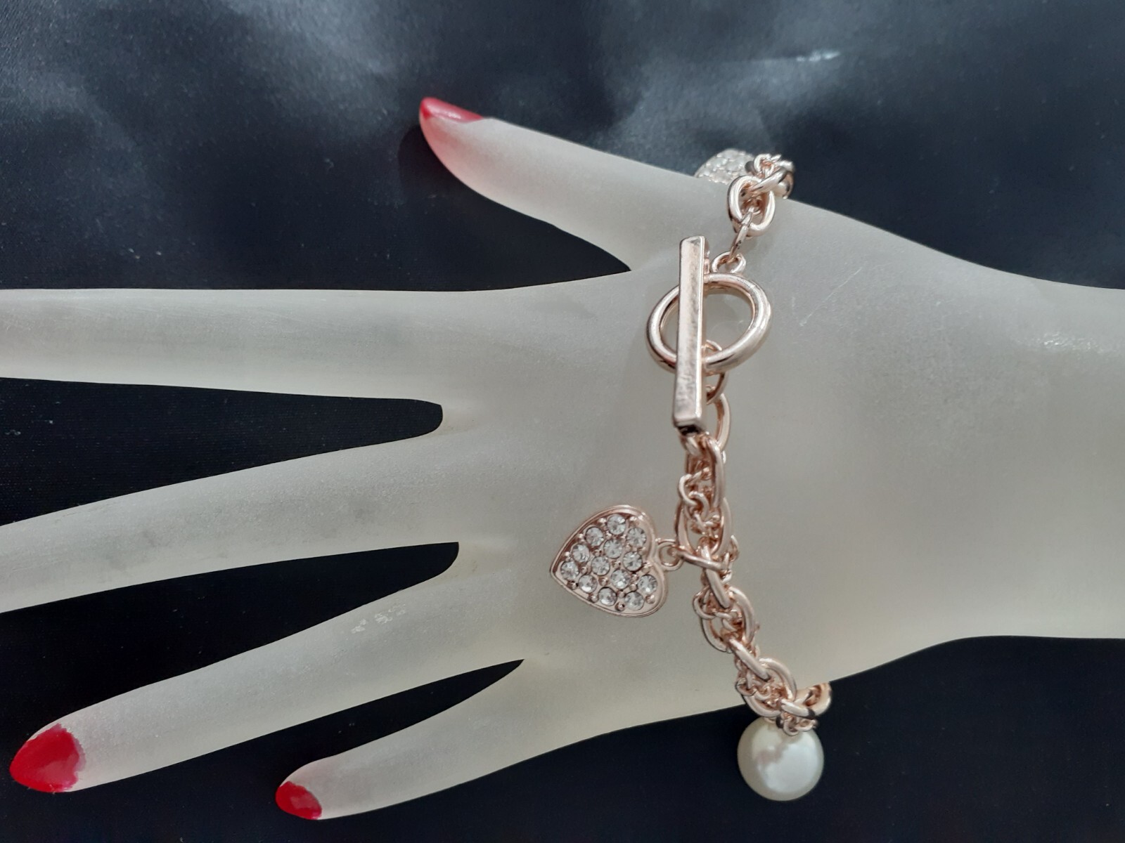 Guess girl bracelet very light pink. 2 pearls 3 hearts 8″ metal chain NWOT.