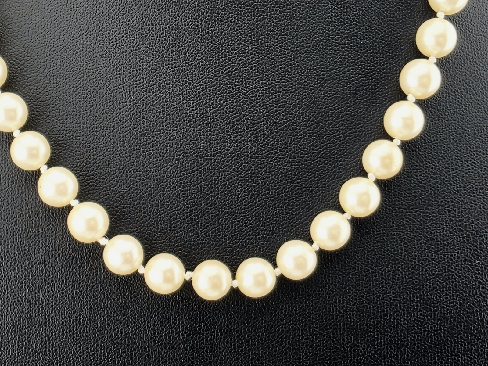 Vintage Hand Knotted Cream Glass Pearl Necklace Gold Tone Screw Barrel Clasp 17½
