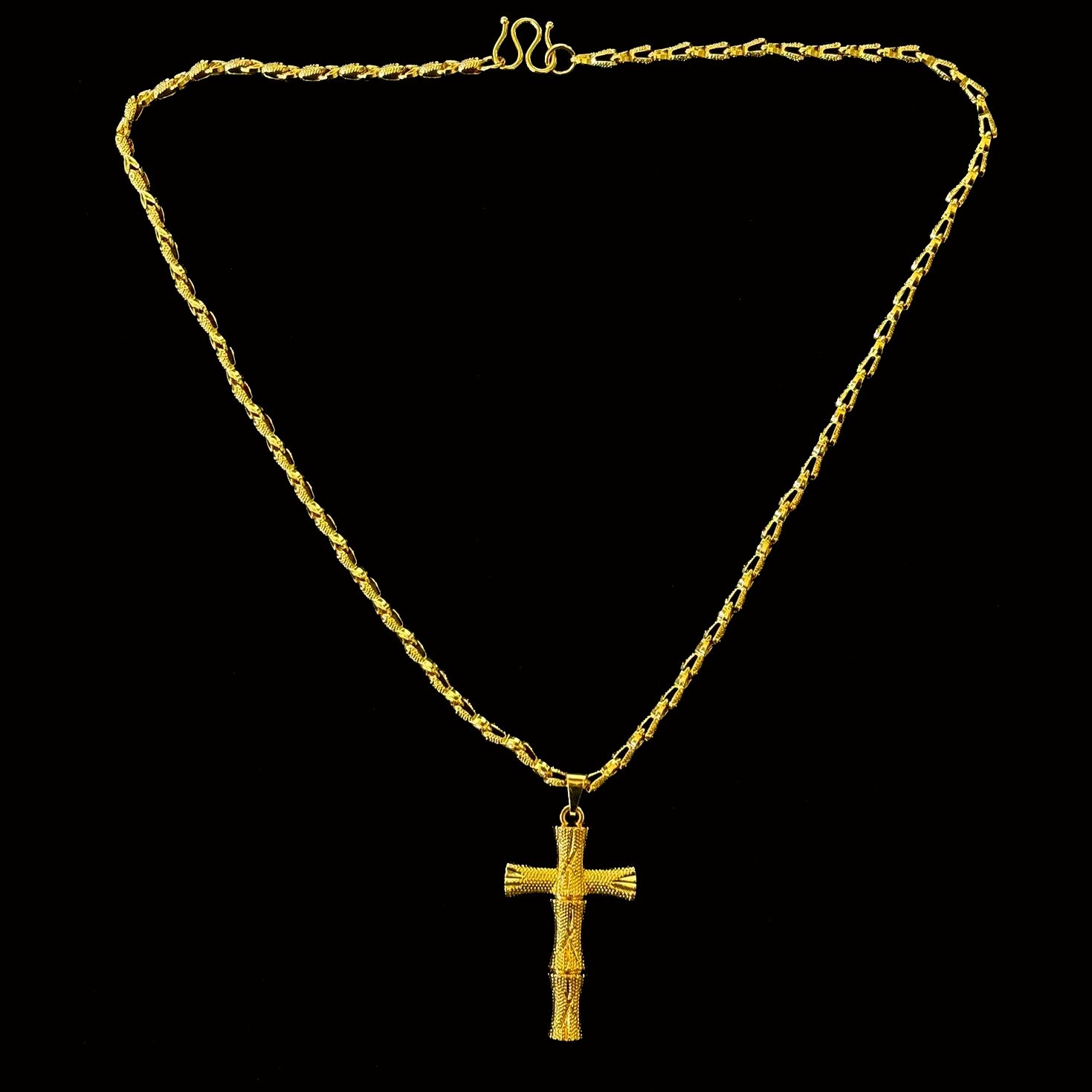 Golden Cross Pendant Necklace Gold-plated (NOT SURE) marked ‘999’, 18.5 in