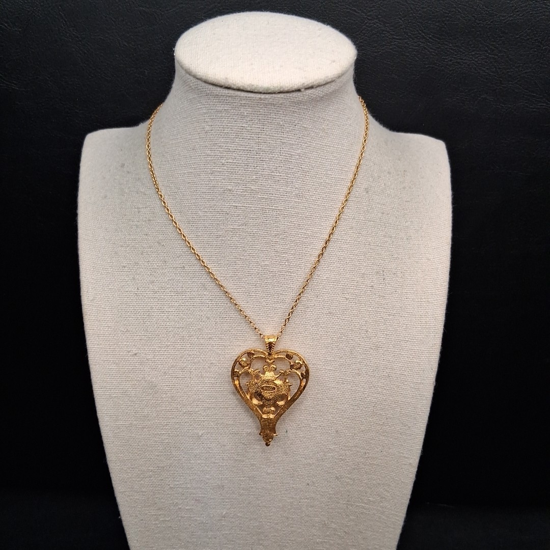 Vintag Chain Necklace Faux Pearl And Porcelain Flower Heart Pendant. 17.577