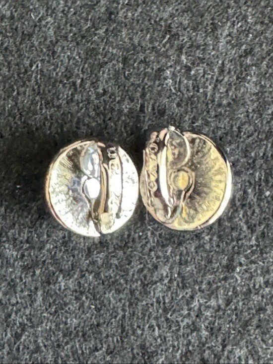 VTG 1983 Avon “Dove with Olive Branch ” Cameo Clip-on Earrings Blue Silver Tone