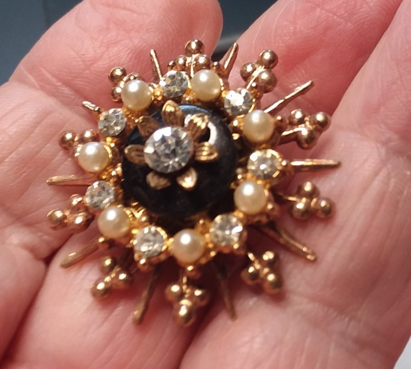 3 Vintage Brooches: 2 Avon, 1 Unbranded 05-01-2026