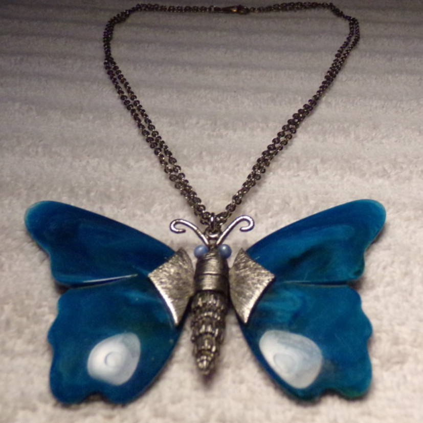 VTG 1960’S LARGE TURQUOISE ACRYLIC LUCITE SILVER TONE ACTION BUTTERFLY NECKLACE