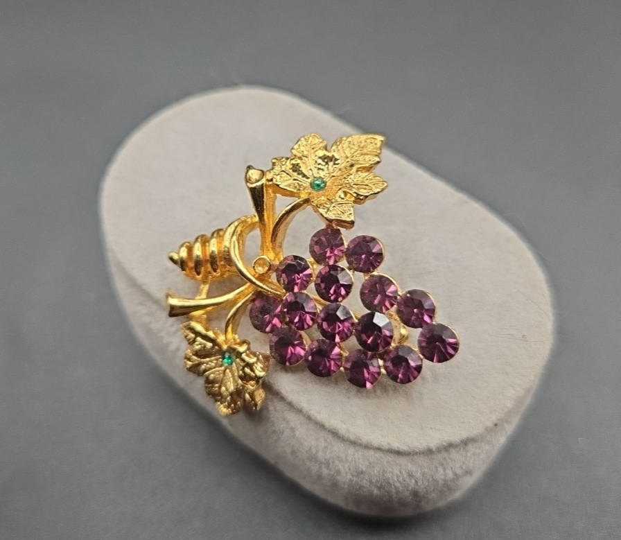 Vintage Gold tone Purple & Green Rhinestones Bunch of Grapes Brooch/Pin