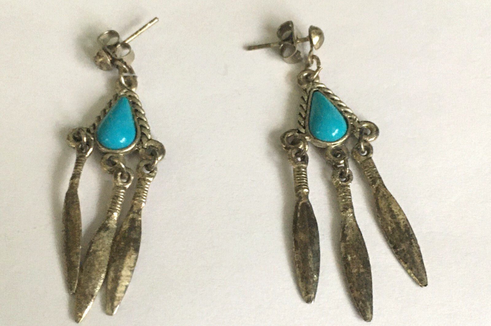 VINTAGE SILVER TONE SOUTH WESTERN STYLE FAUX TURQUOISE PERCED EARRINGS 2″