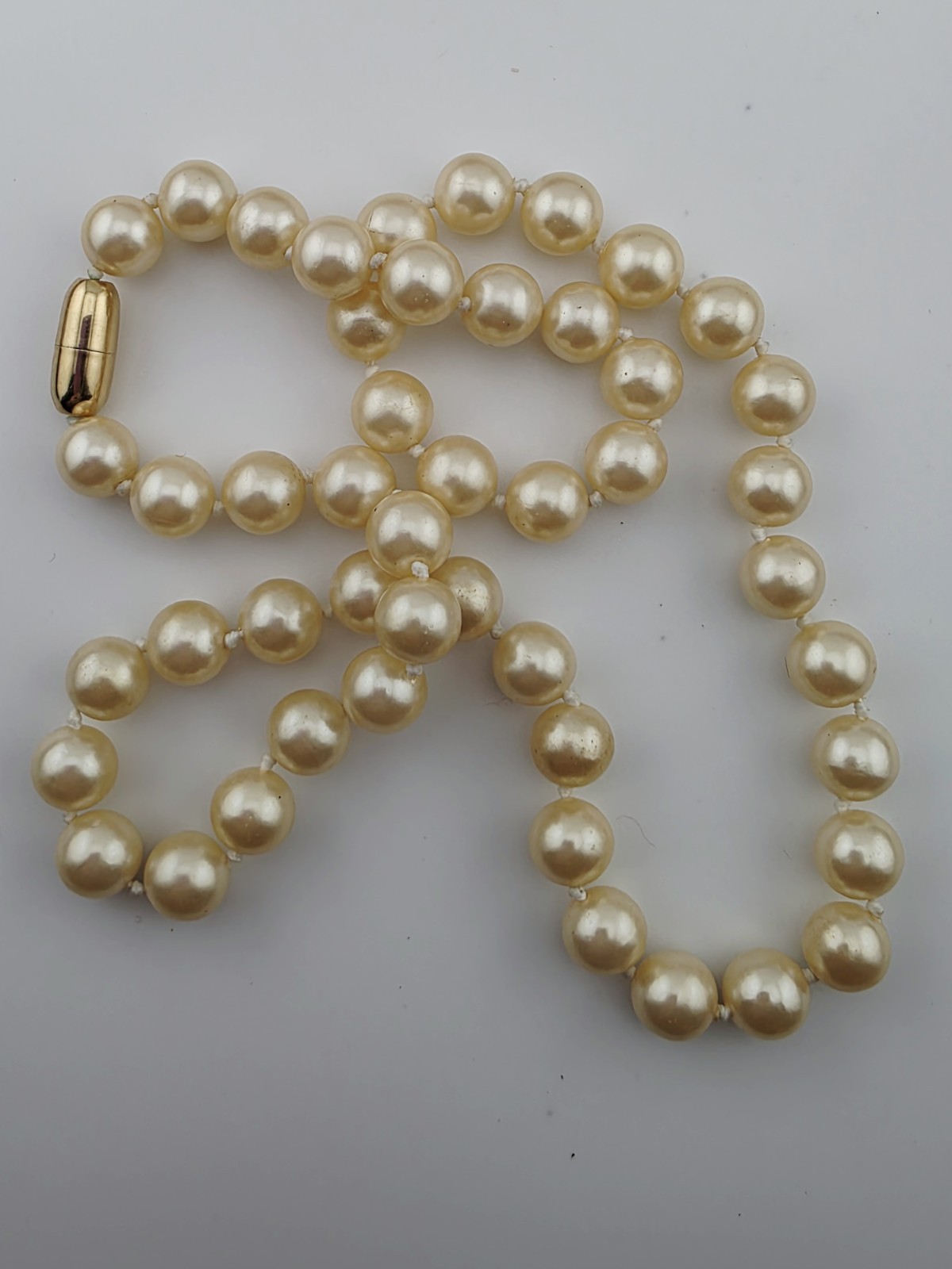 Vintage Hand Knotted Cream Glass Pearl Necklace Gold Tone Screw Barrel Clasp 17½