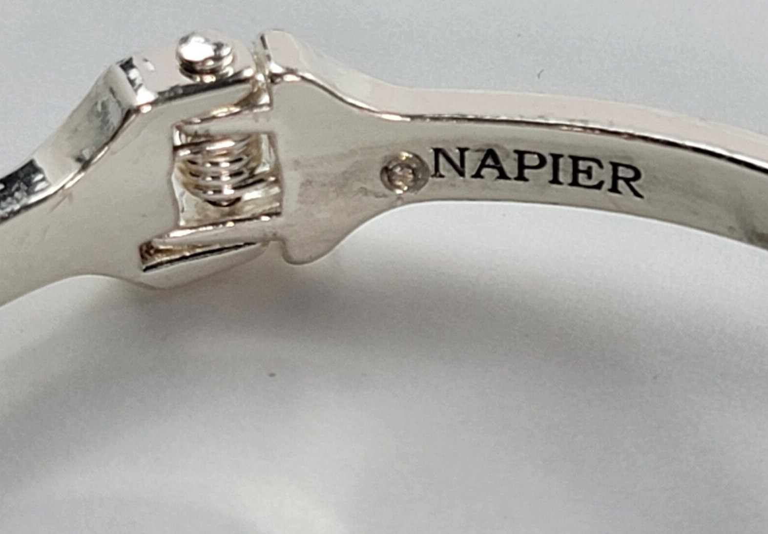 Napier Silver Tone Hinge Bracelet 6.5″ Open Work Leaf Filigree Oval Bangle