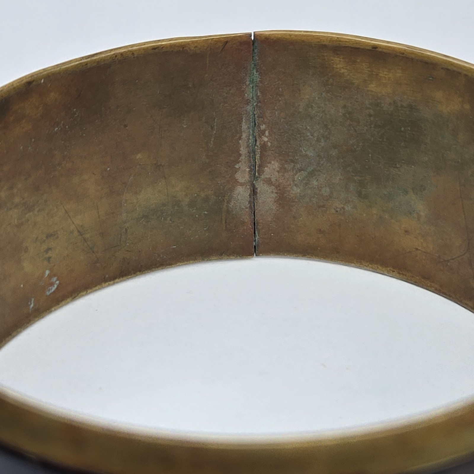 Vintage 8 Inch Gold Tone Metal Black Stone And White Shell Inlay Bangle Bracelet