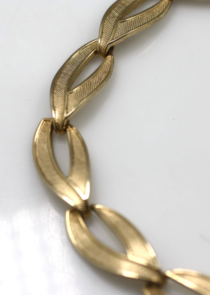 Vintage gold tone textured large oval links signed Monet necklace 15-17″