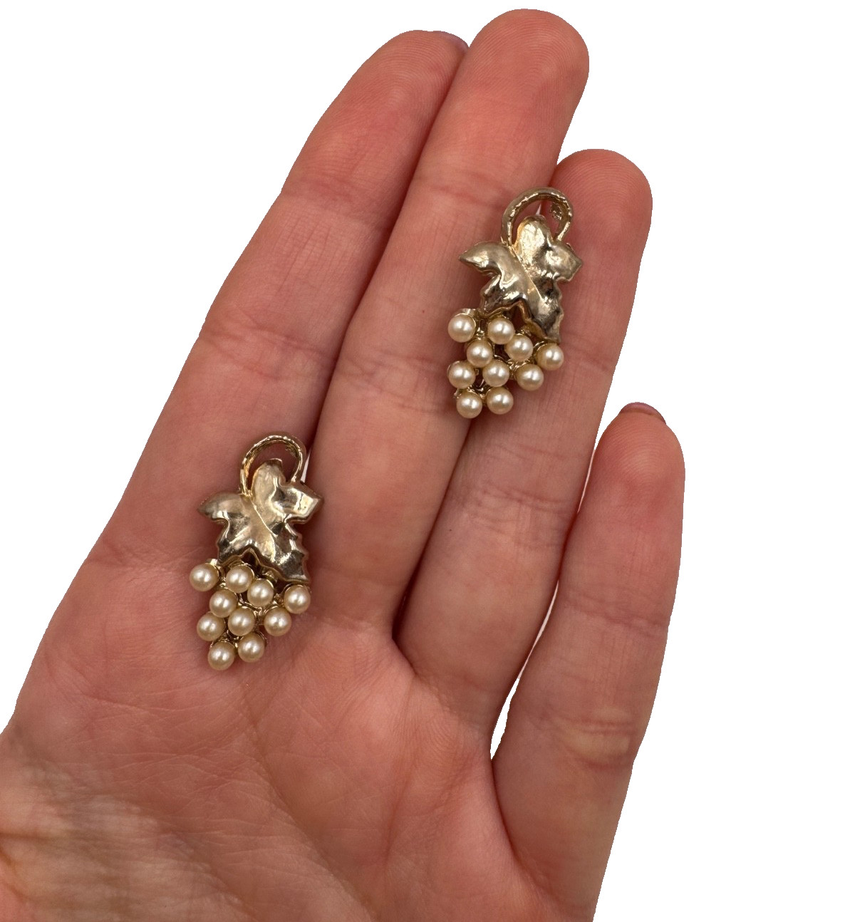 GRAPE CLUSTERS FAUX GLASS PEARLS WITH GOLD LEAF PRETTY VNTG EARRINGS SCREW BACKS