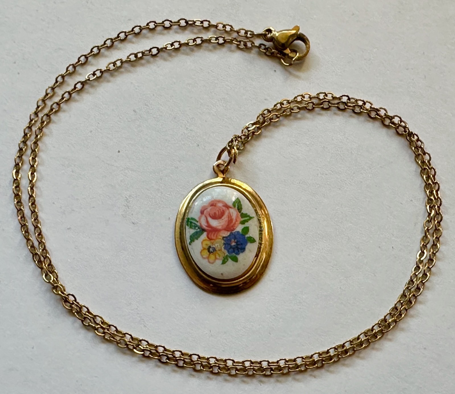 Vintage oval goldish brass w ROSE flower cabachon pendant 1 ” necklace 20″ GP