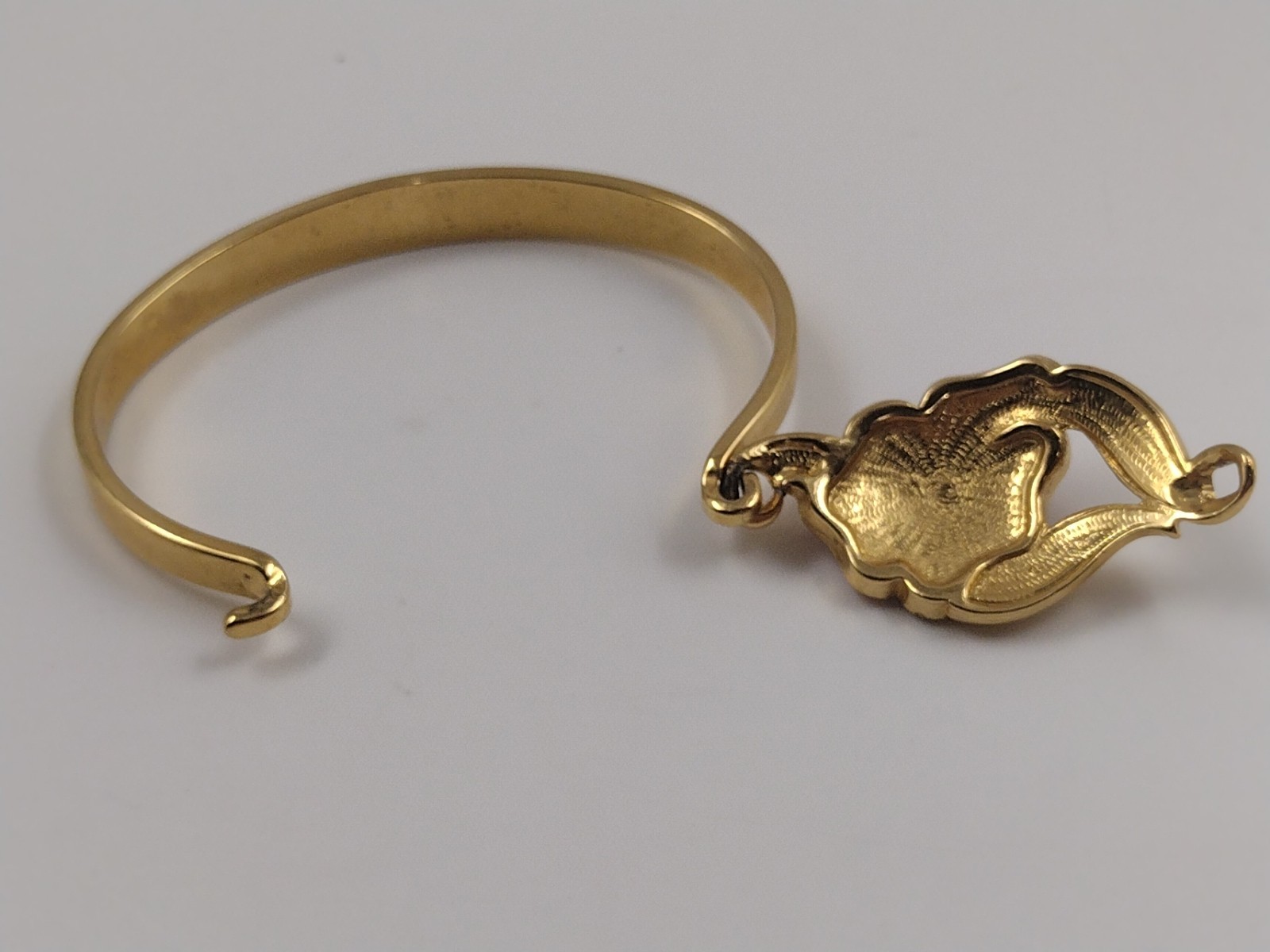 Unbranded Gold Tone Bracelet With Pink Enamel Flower Hook Closure About 8 1/2 In