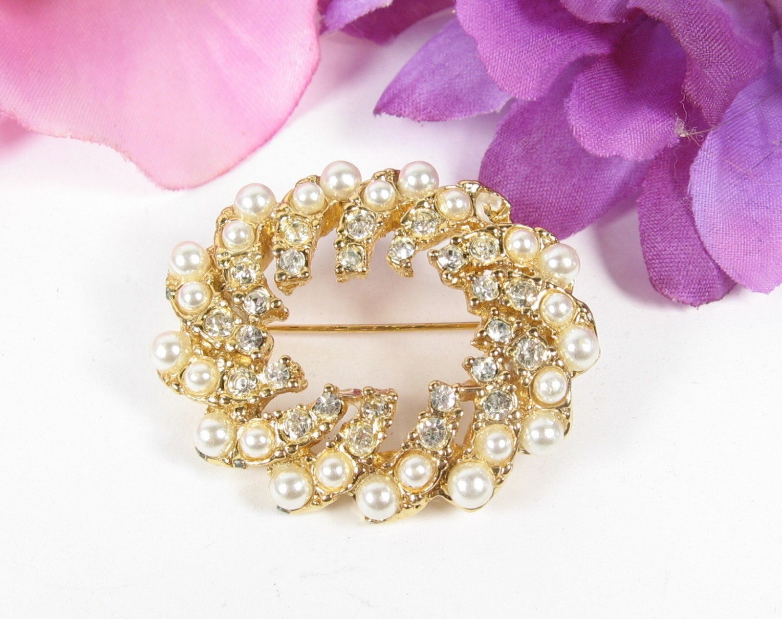 Vintage RHINESTONES & FAUX PEARLS Pinwheel PIN Brooch Goldtone Oval W/ Box