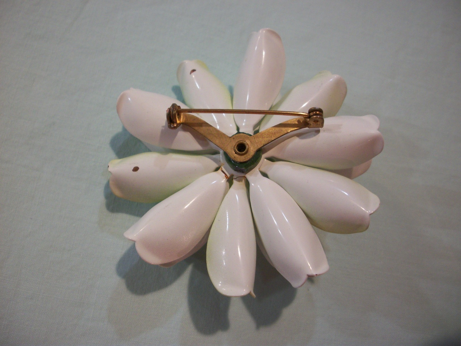 ViNTaGE MeTaL ENaMeL CuRLY PaLe LiMe GReeN/WHiTe/ LaRgE 2.25″ FLoWeR PiN (READ)