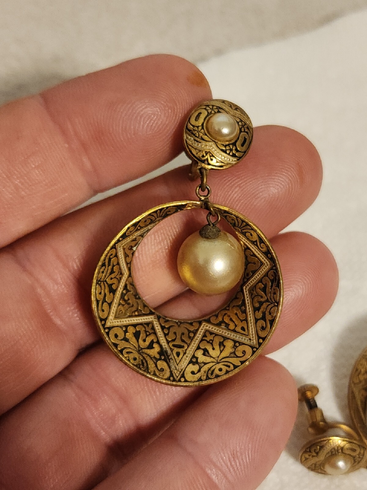 Vtg Spanish Damascene Faux Pearl Dangle Drop Hoop Screwback Earrings