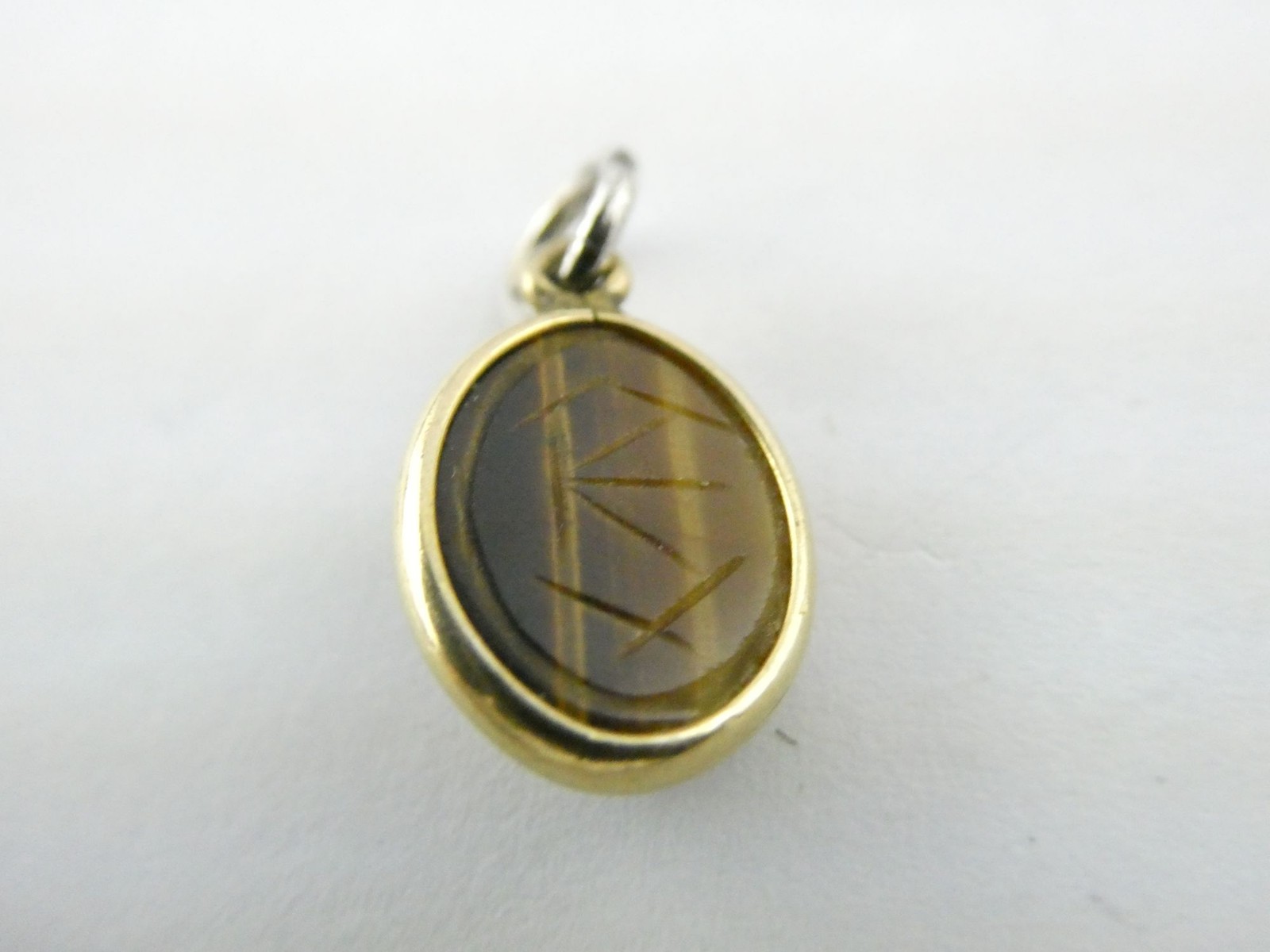 Vintage Unmarked Gold Fill Metal Tigers Eye Scarab Pendant Charm 1.8g .75 Inch