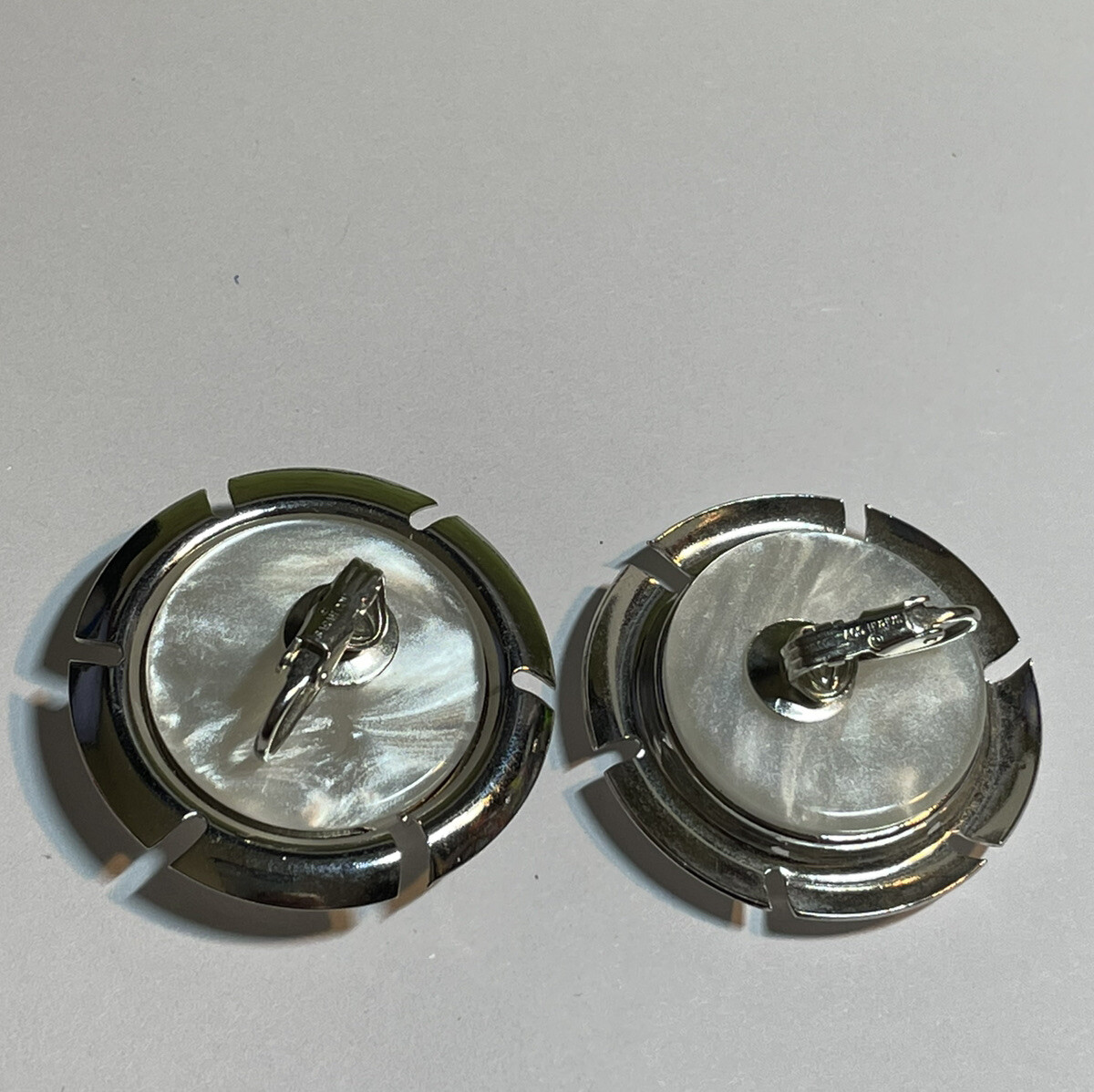 Sarah Coventry Silver Tone Pearl Swirl Lucite Clip On Earrings YT-48