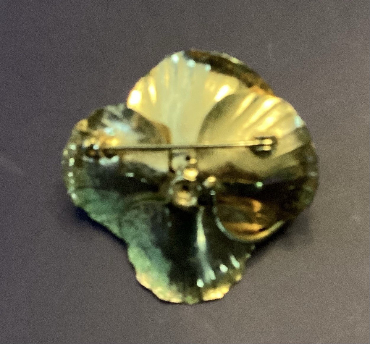 VINTAGE GLOSSY GREEN/GOLD ENAMEL METAL FLOWER BROOCH 7 PEDALS✨