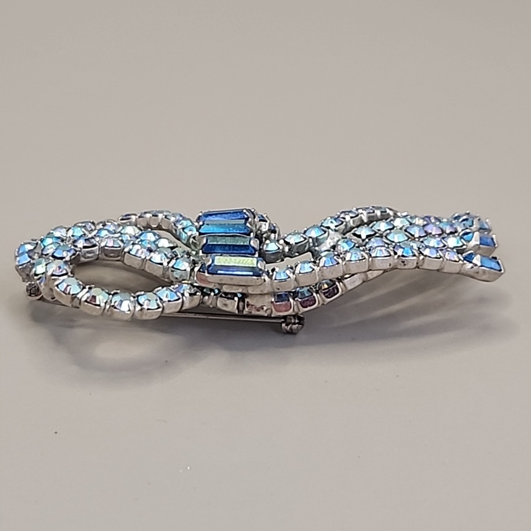 Vintage Tammey Jewels Brooch Aurora Borealis Blue Ribbons 2.75″