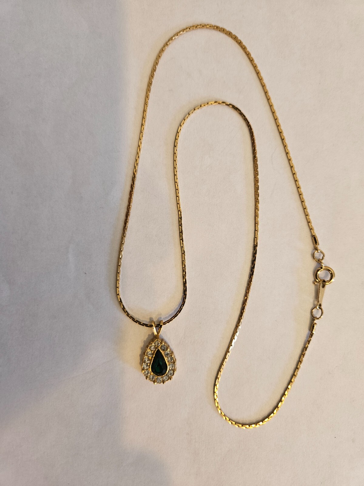 VINTAGE AVON MAY EMERALD GREEN BIRTHSTONE TEARDROP PENDANT 18″ NECKLACE