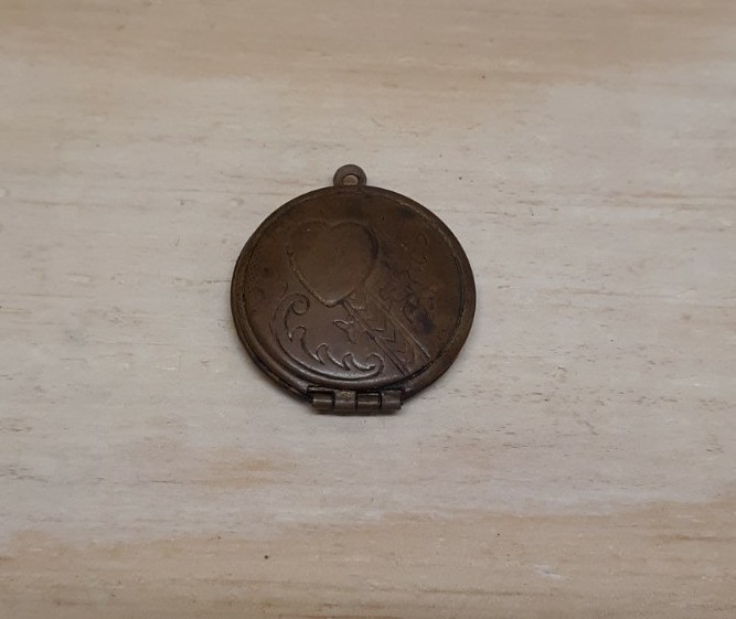 Antique Victorian Vintage Estate Brass Photo Heart Floral 1″ Locket Pendant
