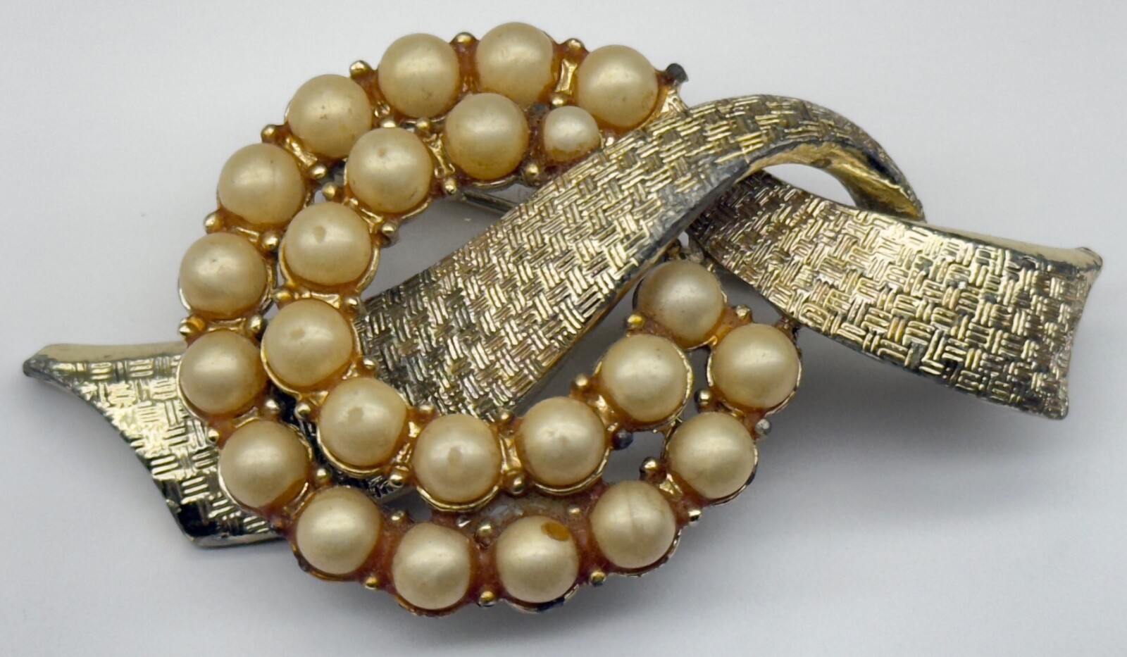 Vintage Coro Pegasus Gold Tone Ribbon Tiered Faux Pearl Circle Brooch Textured