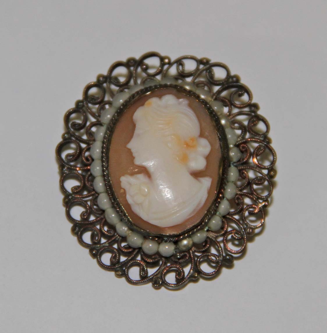 CAMEO BROOCH AND PENDANT. GOLDEN METAL AND SHELL. SPAIN. 19th CENTURY