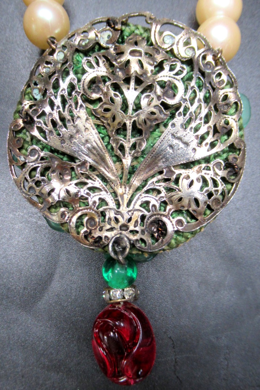 Amazing French Red & Green Glass Ruffle Vintage Glass Pearl Necklace