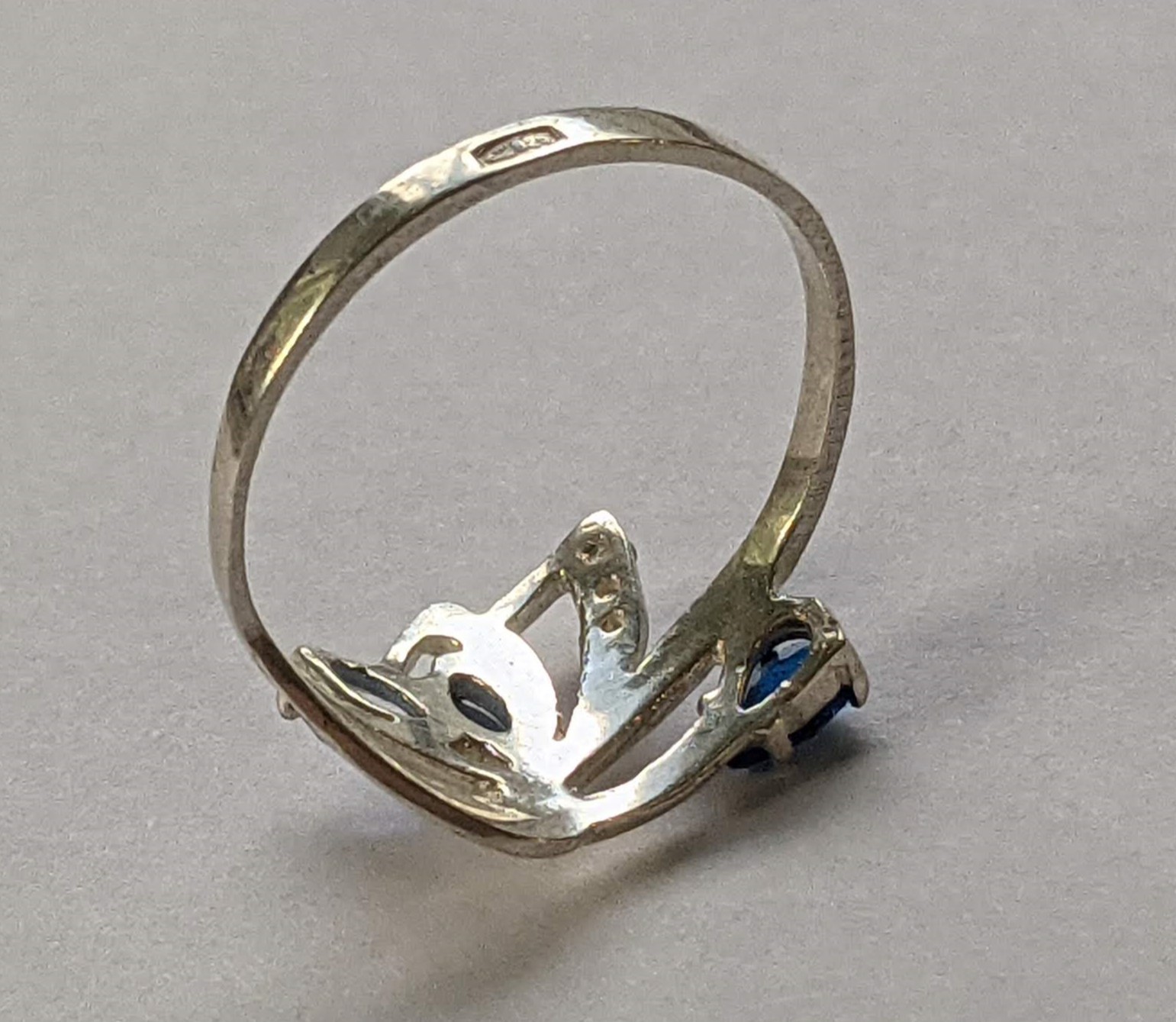 Vintage ring sterling silver 925 Size 8 Weight 1.53 g. Blue stones.