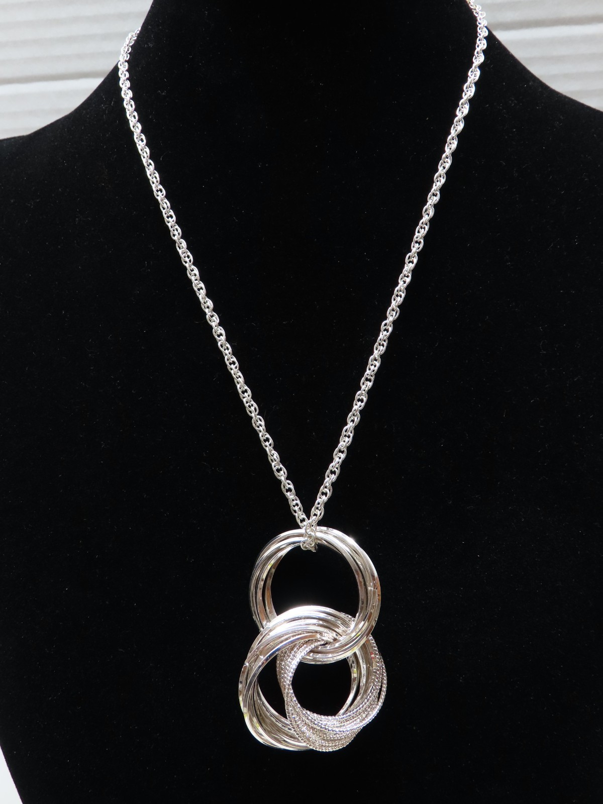 Necklace Pendant Liz Claiborne Vintage Silver Tone Slight Discolor Chain D5372