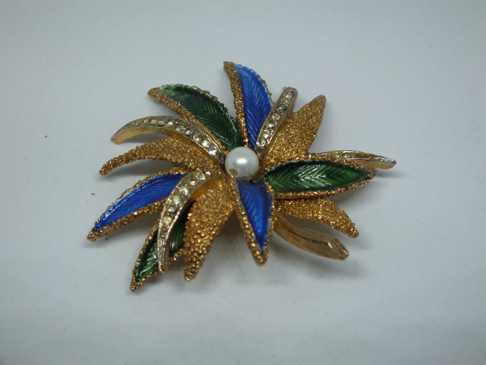 Beautiful Brooch Pin Gold Tone Clear Rhinestones Enamel Flower Signed ART 2 1/4″