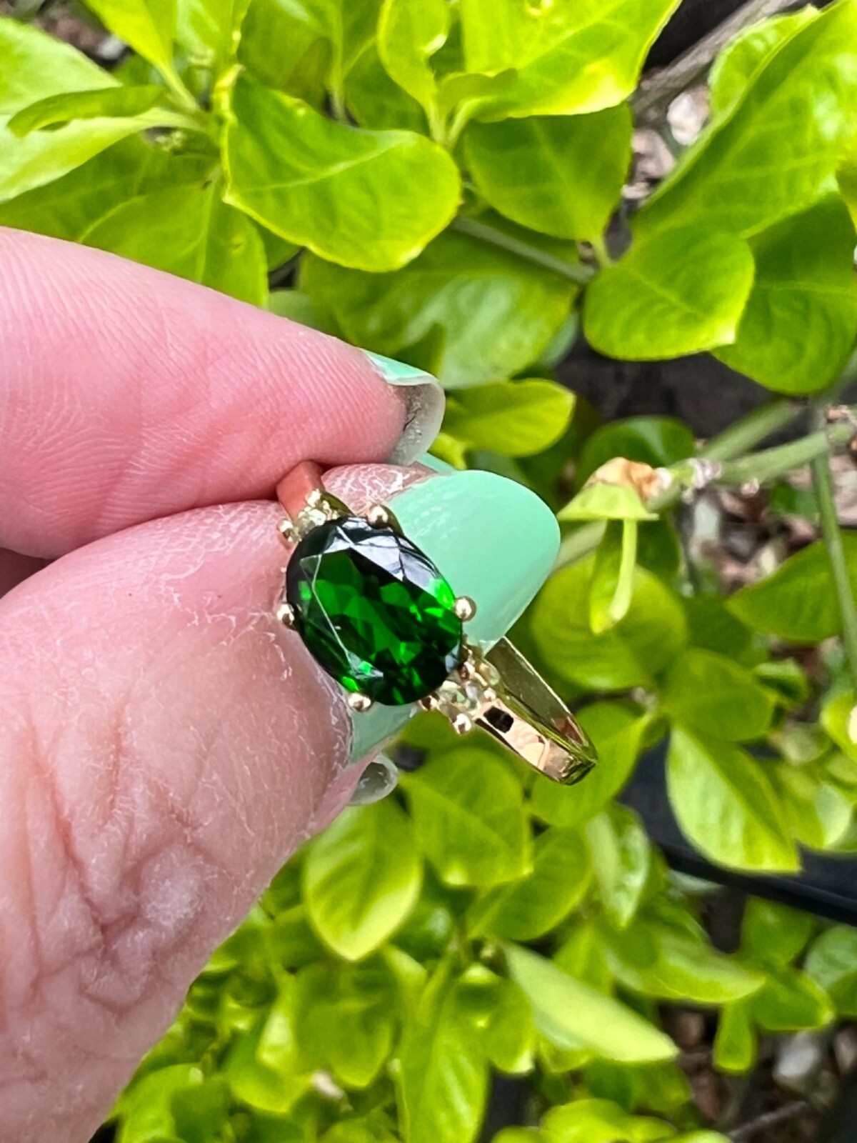 VINTAGE 14K GOLD OVAL EAST WEST SET DESIGN DIOPSIDE VIVID GREEN TOURMALINE RING