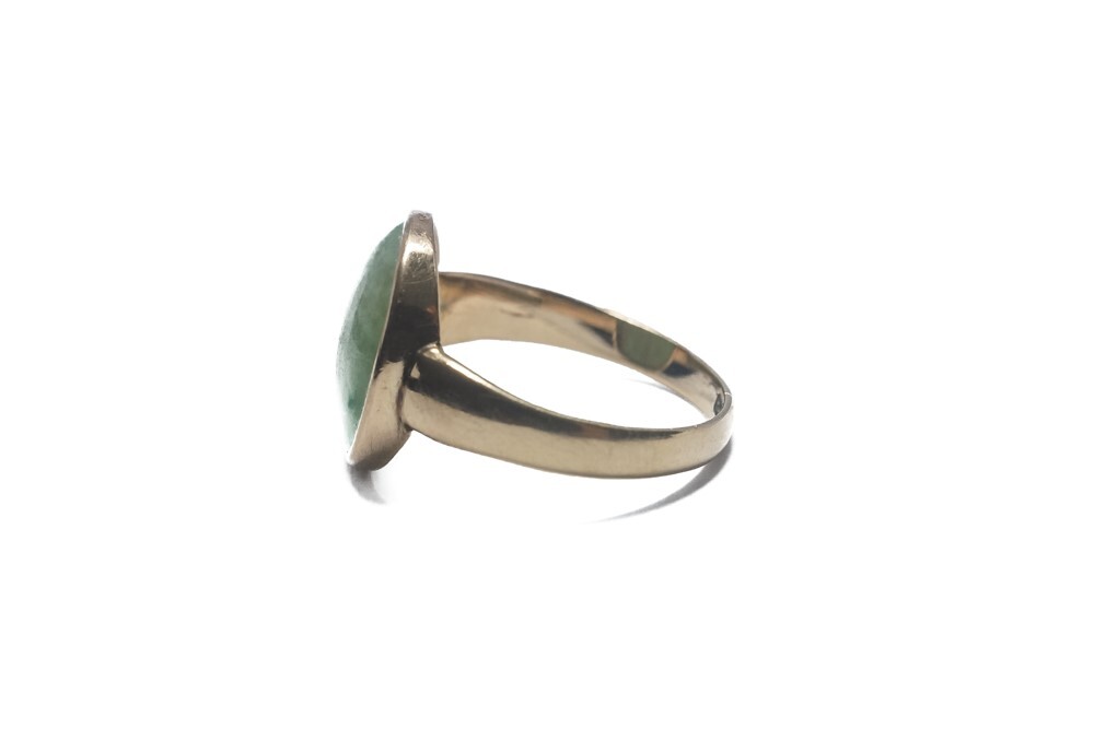 BEAUTIFUL EARLY ANTIQUE 9 CARAT GOLD JADE / JADEITE CABOCHON RING c1800’S