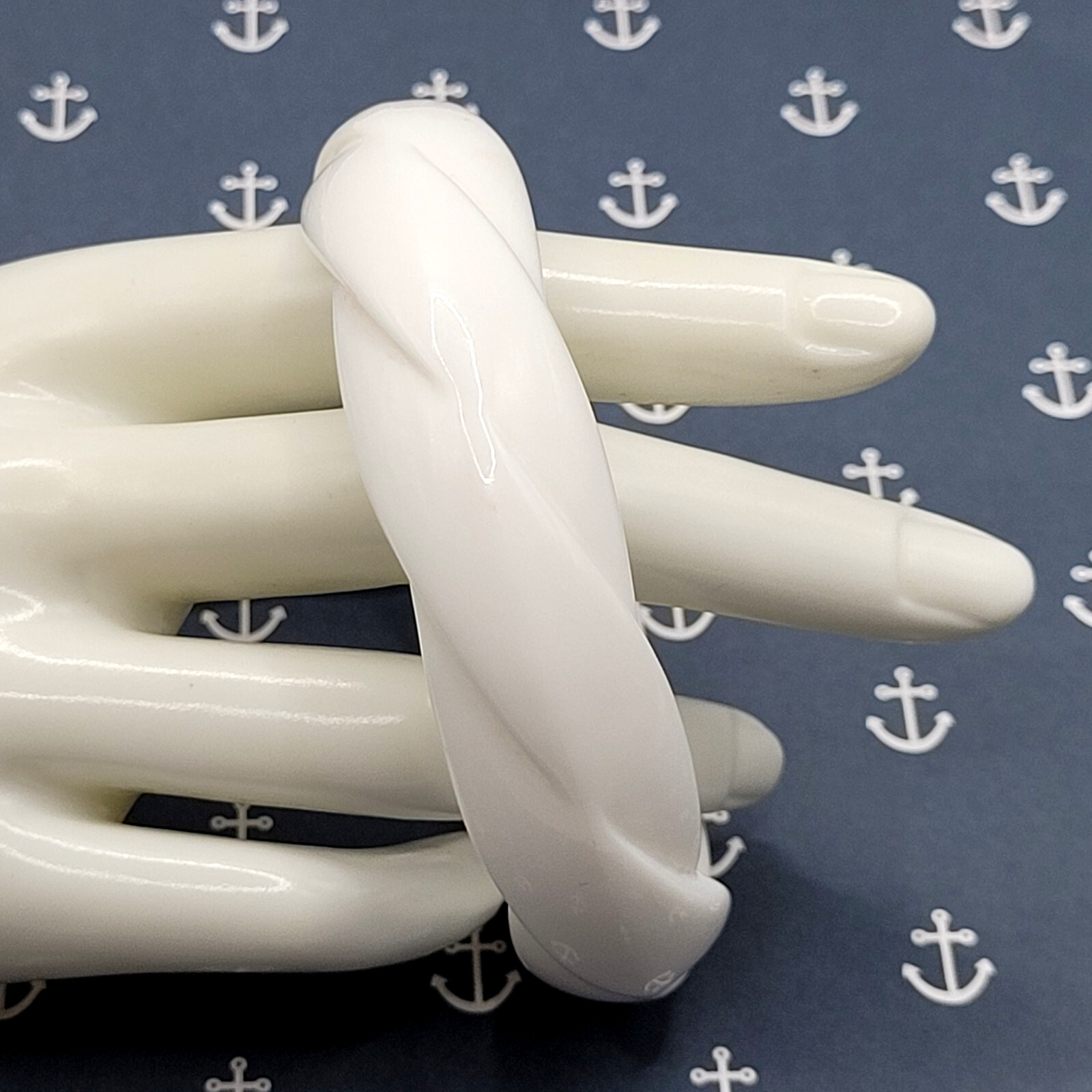White with Twisted Wrap Design Style Resin Bangle Bracelet Retro Vintage 1980s