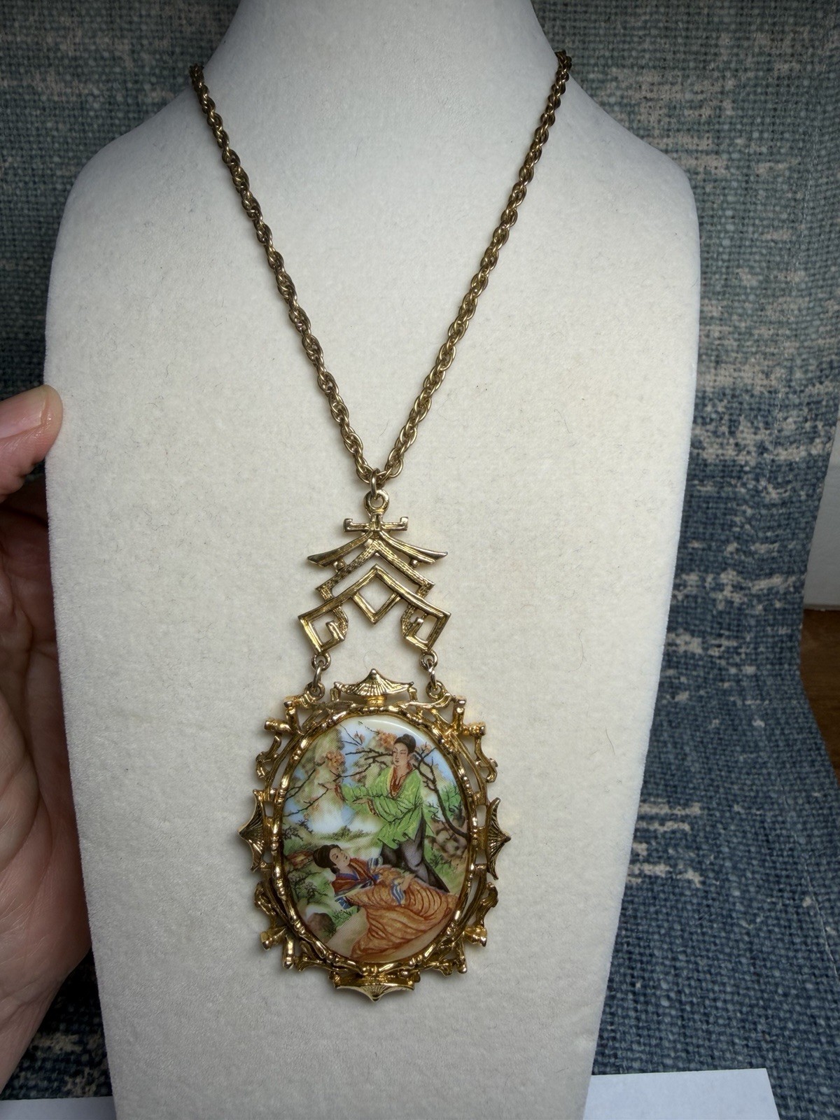 Beautiful Vintage Mode Art Asian Themed Necklace