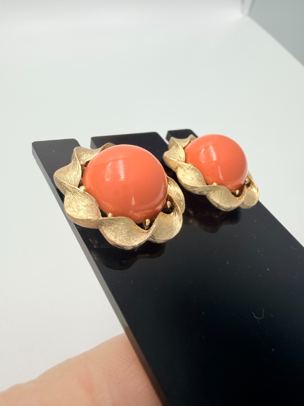 Vintage Crown Trifari Faux Coral Cabochon Clip On Earrings Gold Tone Textured