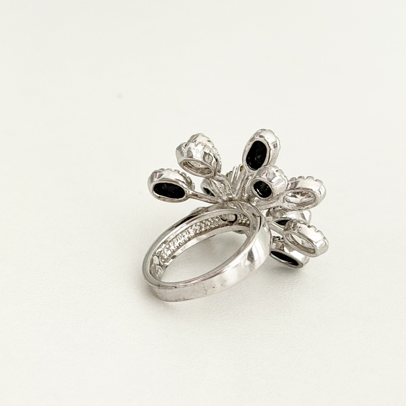 Vintage Glass Rhinestone White & Black Flower Sparkly Cluster Ring Size 6